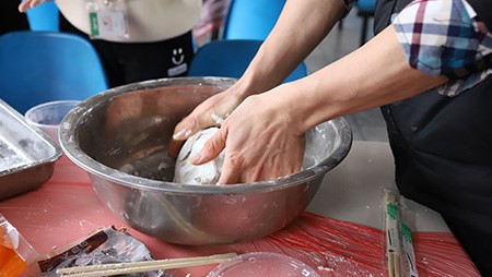 正月十五鬧元宵，歡歡喜喜包湯圓